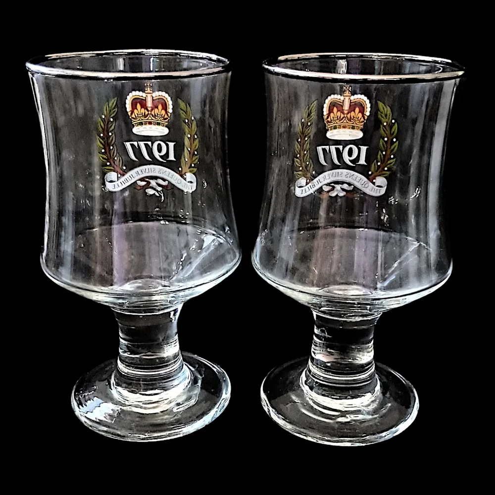 2 Queen Elizabeth II Silver Jubilee Coupe Glasses Wine‎ Cordial Souvenir Goblet